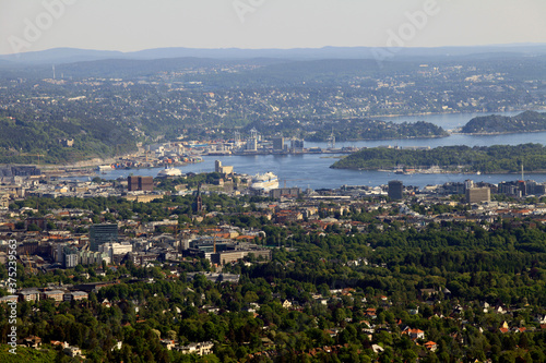 Blick vom Holmenkollen auf Oslo und die Hafenanlage. Oslo, Europa 