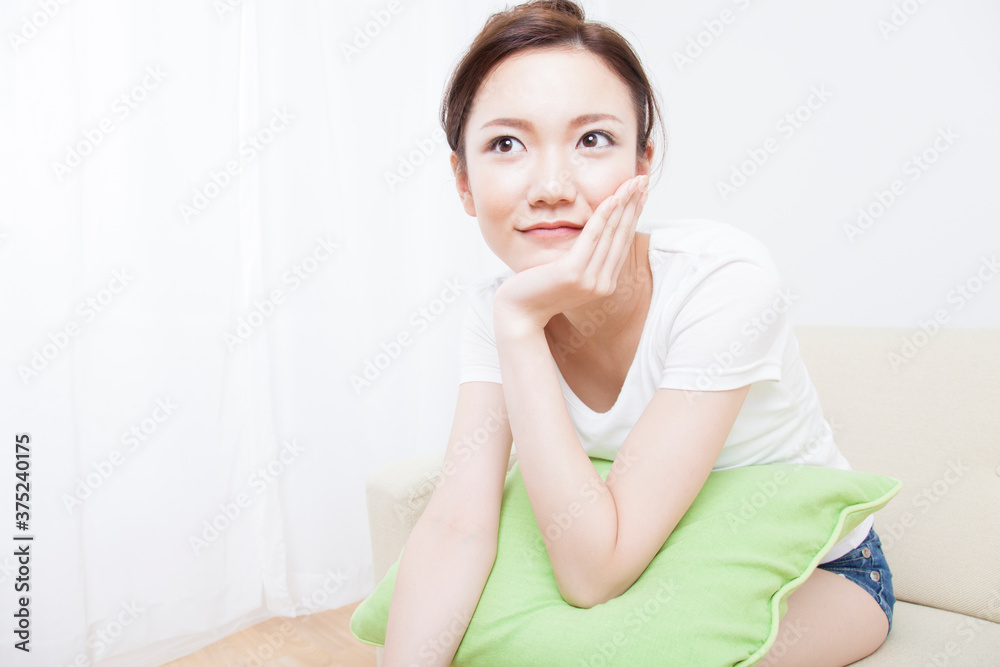 頬杖をつく女性 頬杖をつく女性