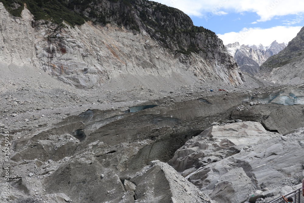 La mer de glace en été, glacier sur le massif du Mont Blanc dans les Alpes, ville de Chamonix, département de Haute Savoie, France