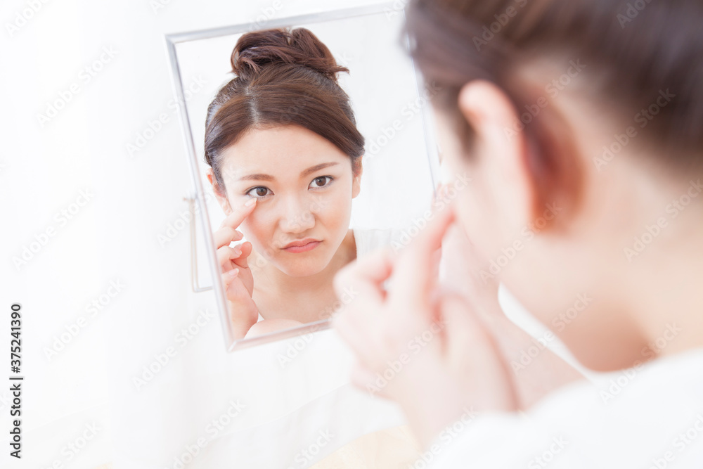 鏡を見る女性 鏡を見る女性