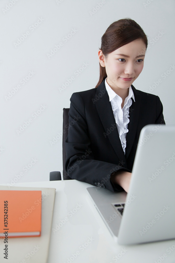 デスクワークをするOL