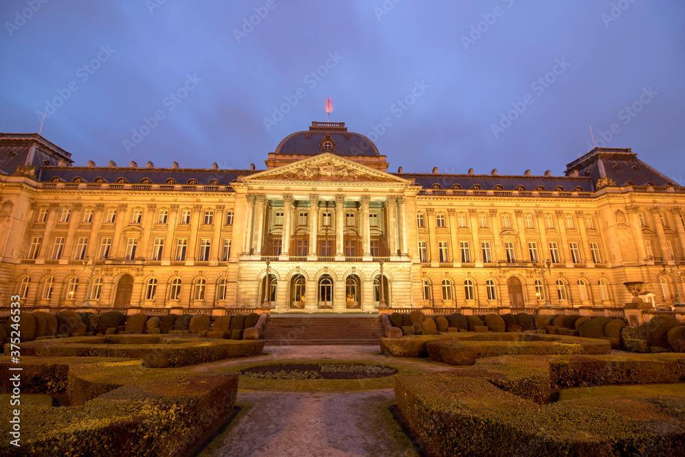 Obraz premium Brussels (Bruxelles), Belgium - 02 09 2019: View of royal palace in the centre of Brussels