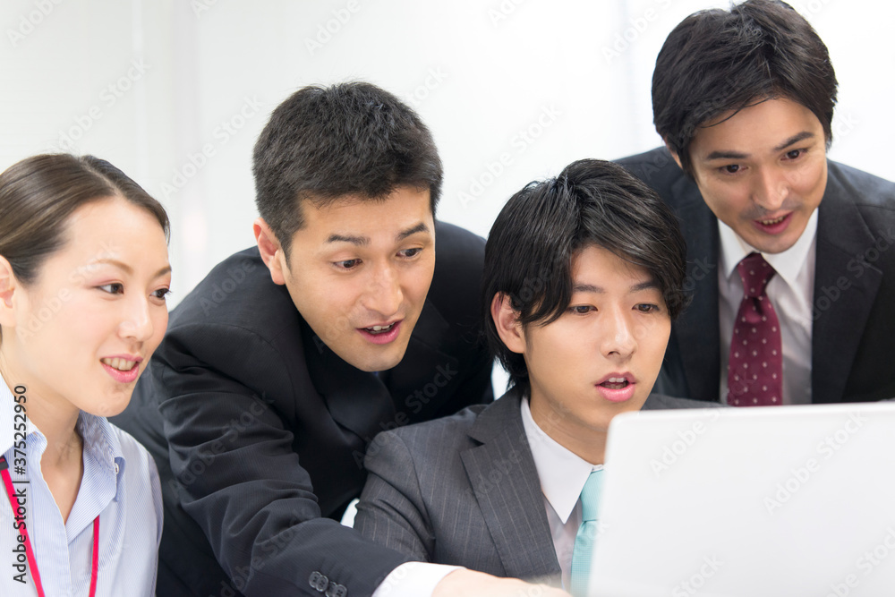 打ち合わせする上司と部下 打ち合わせする上司と部下
