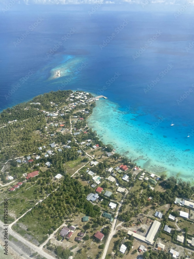 Village de Tiputa à Rangiroa vue du ciel, Polynésie française