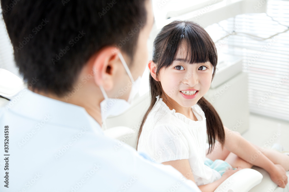 患者と会話する歯科医 患者と会話する歯科医