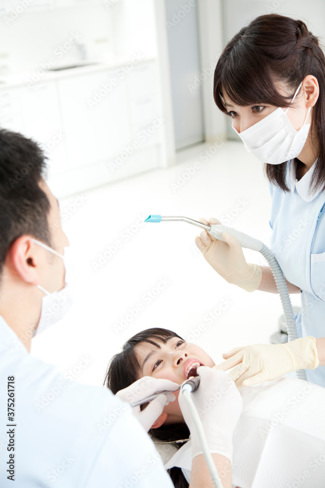 治療する歯科医