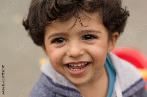 menino bonito sorrindo