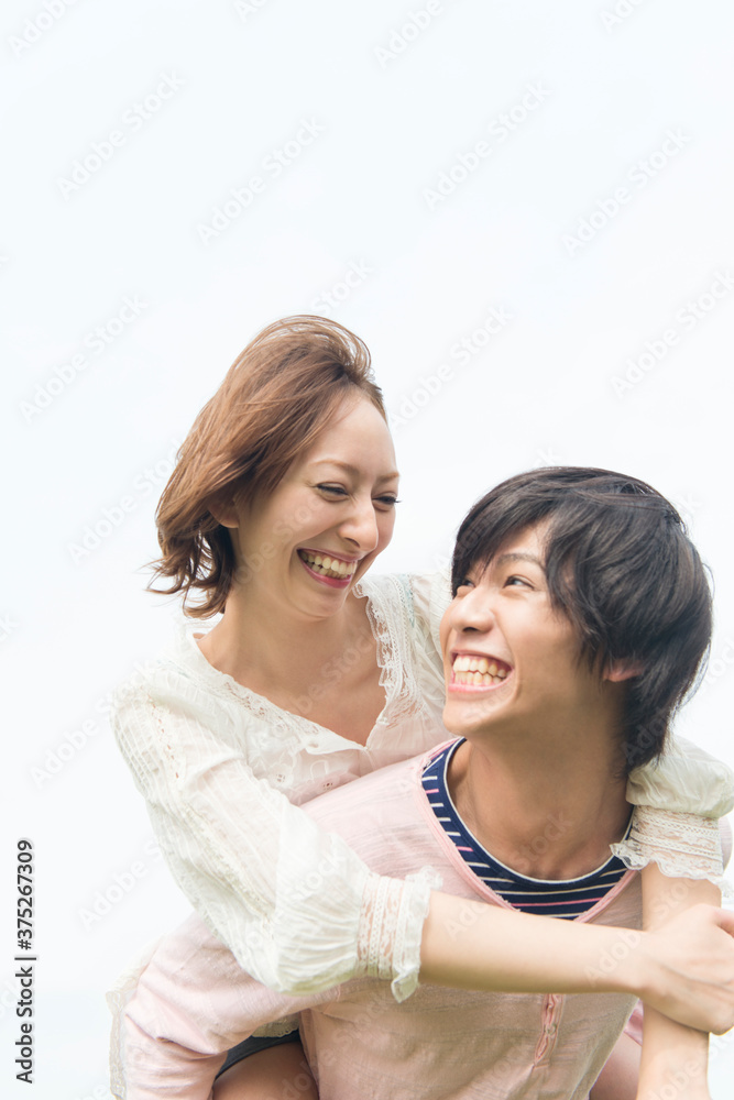 彼氏に抱きつく彼女 彼氏に抱きつく彼女