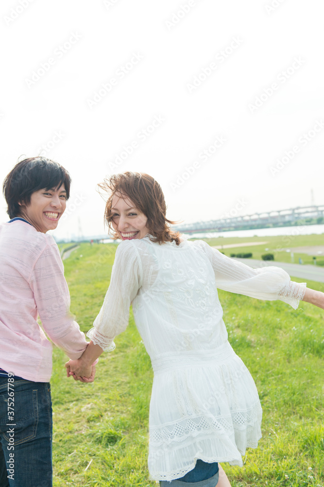 河川敷を走るカップル