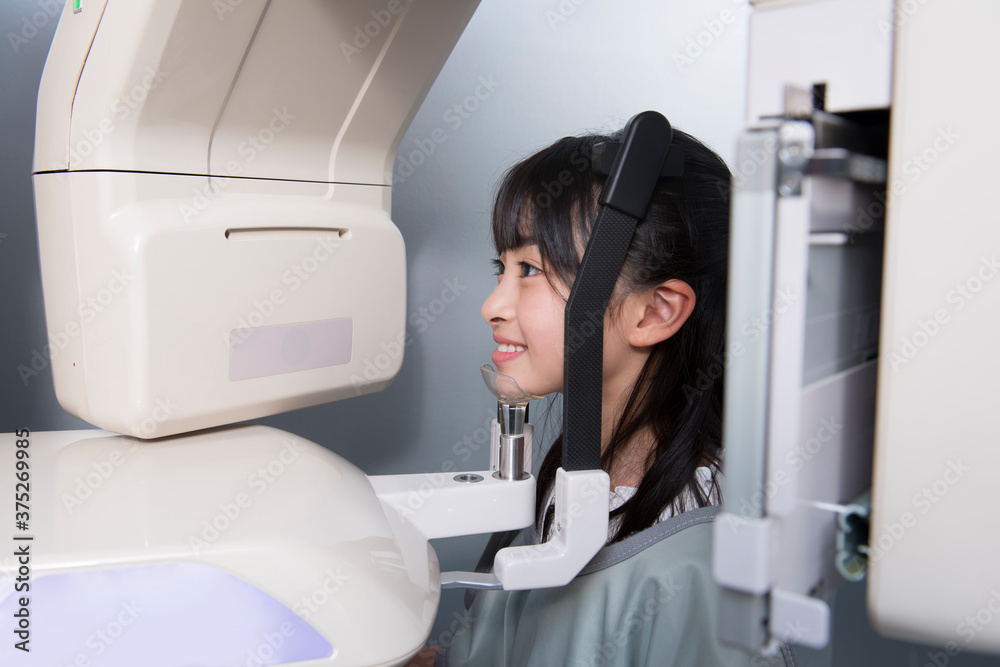 レントゲン撮影をする女の子 レントゲン撮影をする女の子