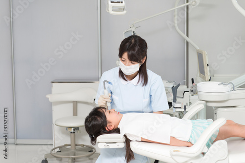治療をする歯科衛生士