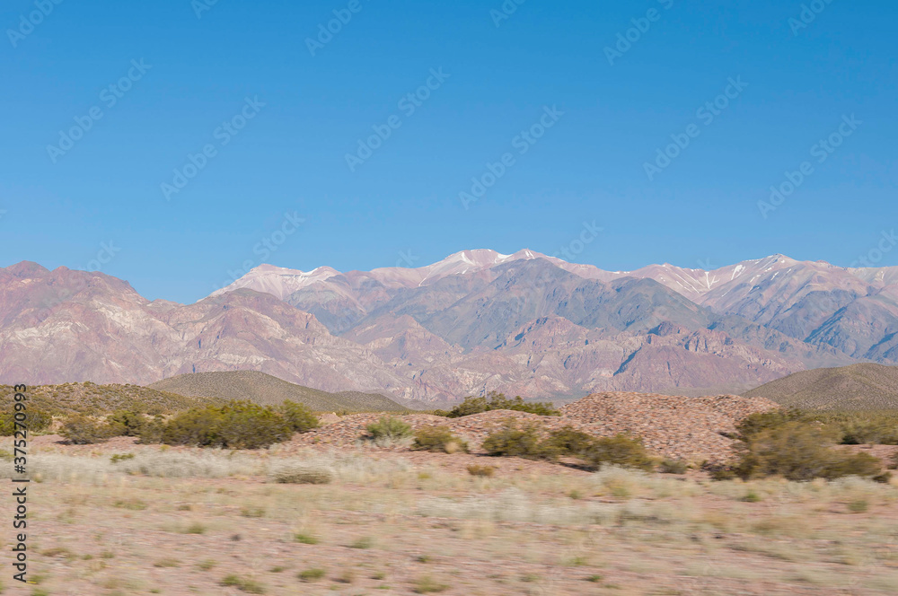 Coordillera de los Andres, Montañas en Cruce Argentina y Chile, día soleado, carretera en auto.