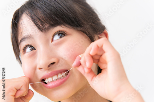 デンタルフロスをする女の子 photo