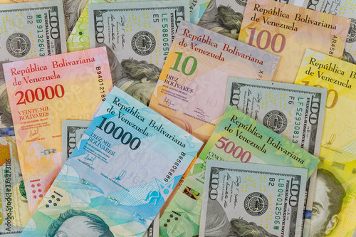 Foto Venezuelan Bolivar banknote with paper currency bills.