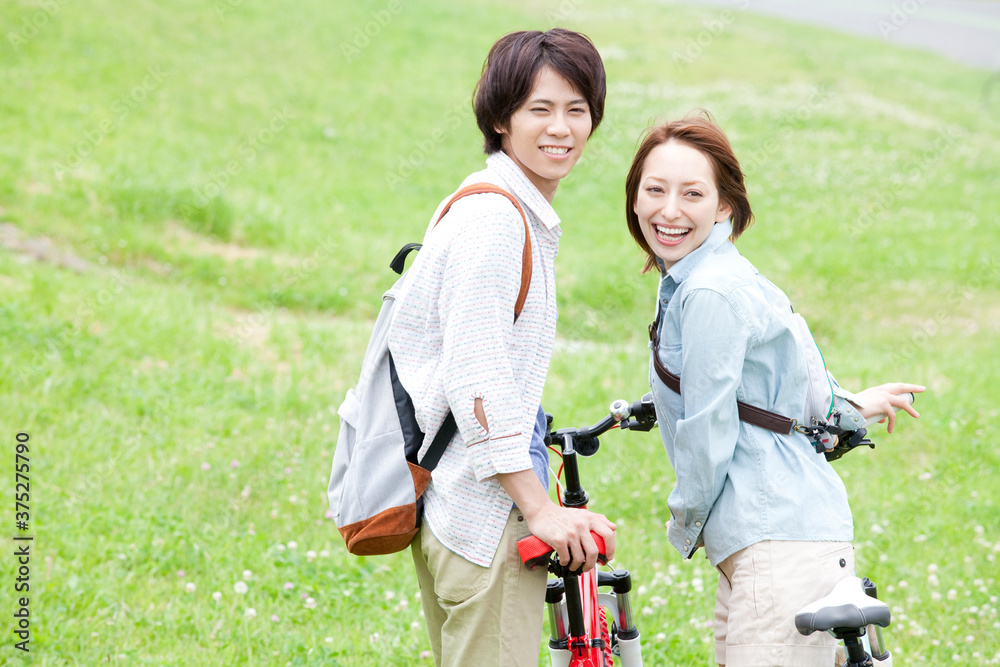 Obraz premium サイクリングデートするカップル