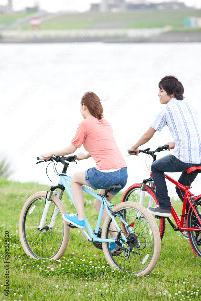 自転車に乗る男女