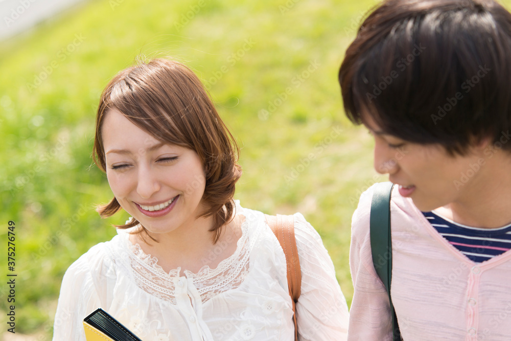 歩く大学生カップル 歩く大学生カップル