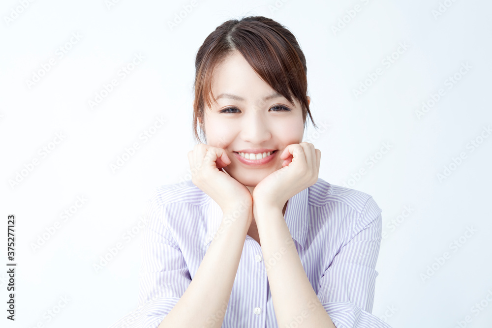 頬杖をつく女性 頬杖をつく女性