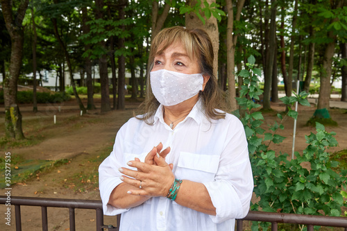 主治医と患者　かかりつけのお医者さんとシニアの女性 photo