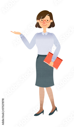 書類を持ちながら案内をするスーツ姿のメガネの女性