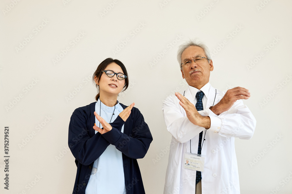 医療従事者のポートレート　医師　看護師　室内　白バック　日本人