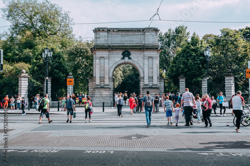 Fototapeta Naklejka Na Ścianę i Meble -  The center of Dublin, beauty at its doorstep, in its rivers, in its streets, buildings, castle, beers and The Temple Bar, always with happy people