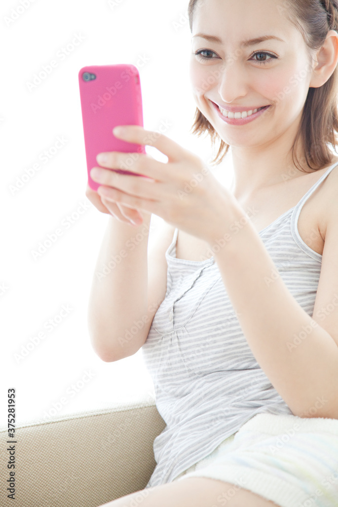 携帯電話を見る女性 携帯電話を見る女性