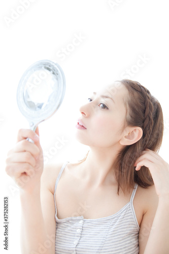 手鏡を見る女性