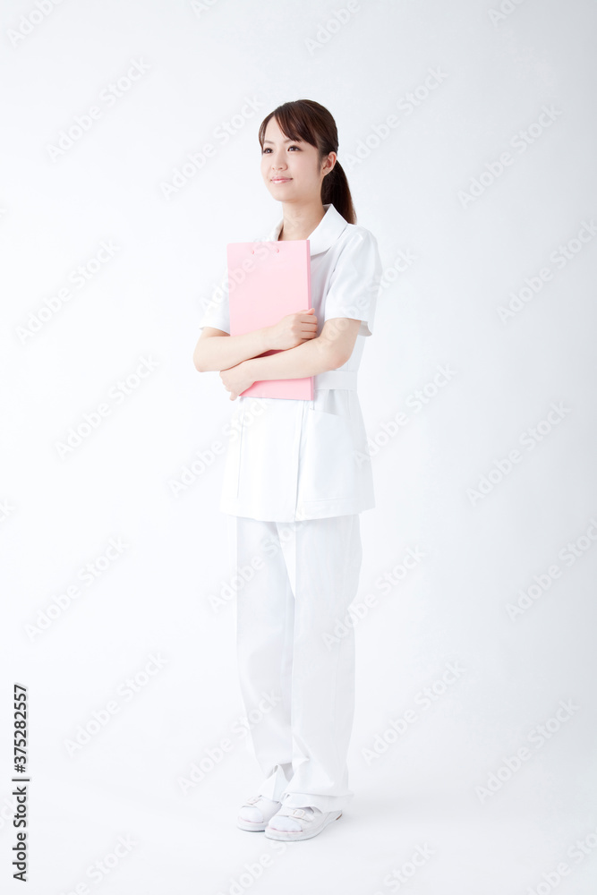 カルテを持つ看護師 カルテを持つ看護師
