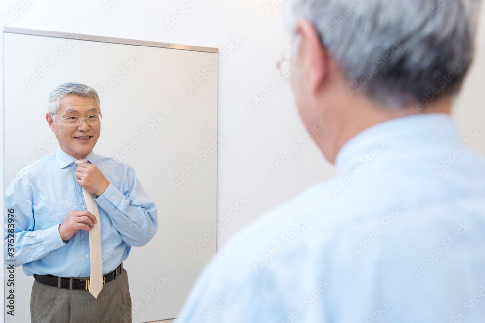 Obraz premium ネクタイを締める男性