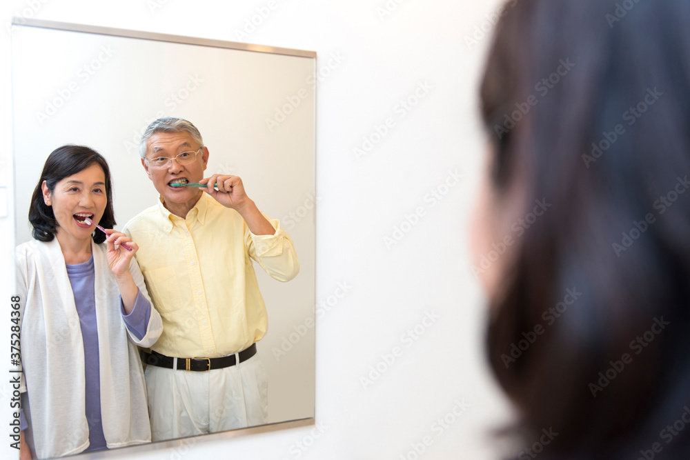 Fototapeta premium 歯を磨くシニア夫婦