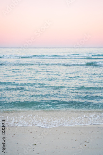 Fototapeta Naklejka Na Ścianę i Meble -  Pink sky in ocean