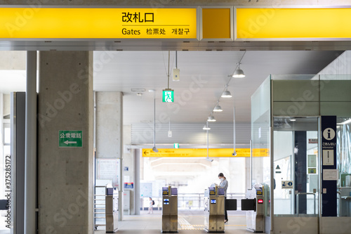 駅構内の改札口