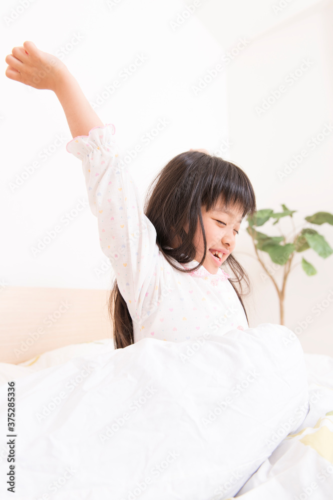 ベッドから起きる女の子 ベッドから起きる女の子