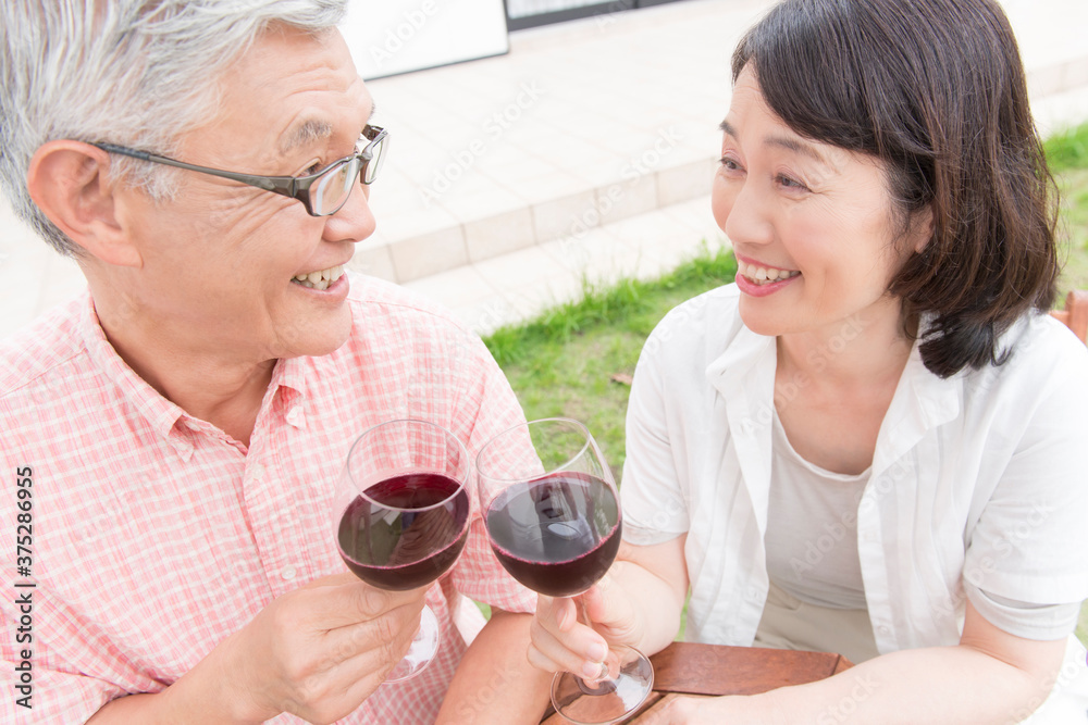 赤ワインを飲むシニア夫婦 赤ワインを飲むシニア夫婦