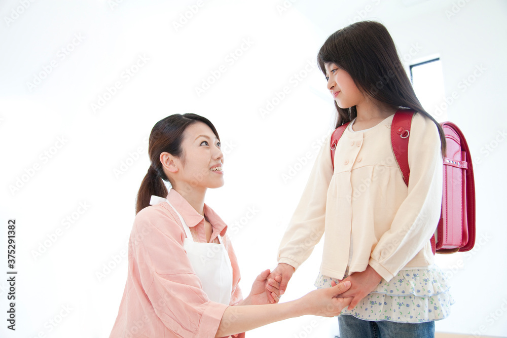 身支度を整える母子 身支度を整える母子