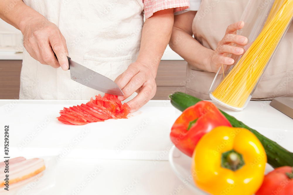 Φωτογραφία 料理をするシニア夫婦