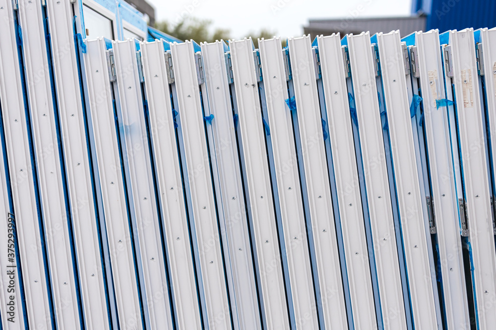 Obraz premium close-up plastic windows stand in a row, side view