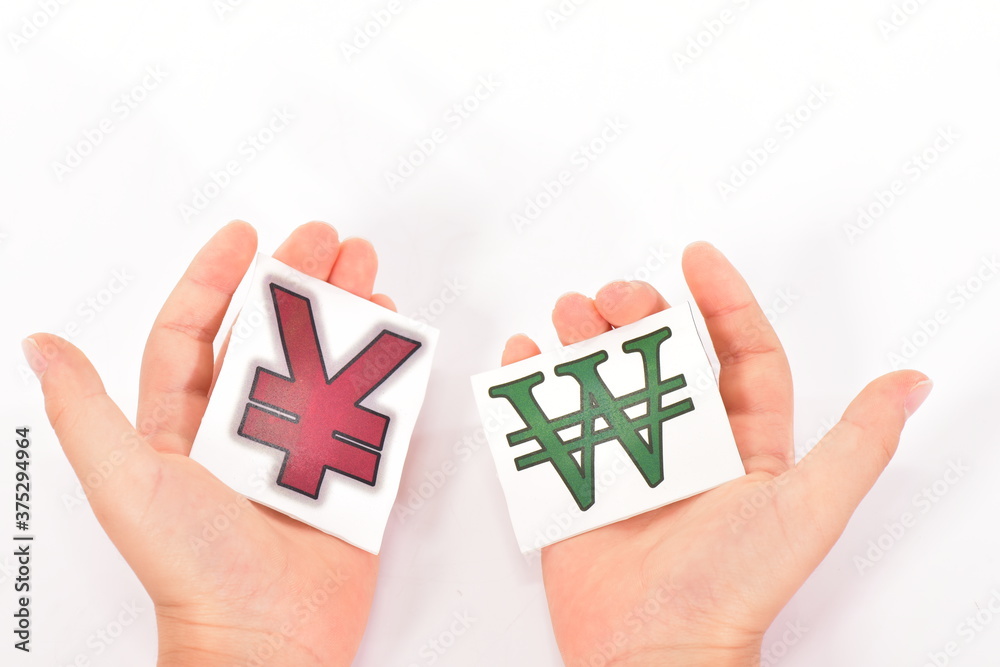 両手に持つ円とウォン Stock Photo Adobe Stock