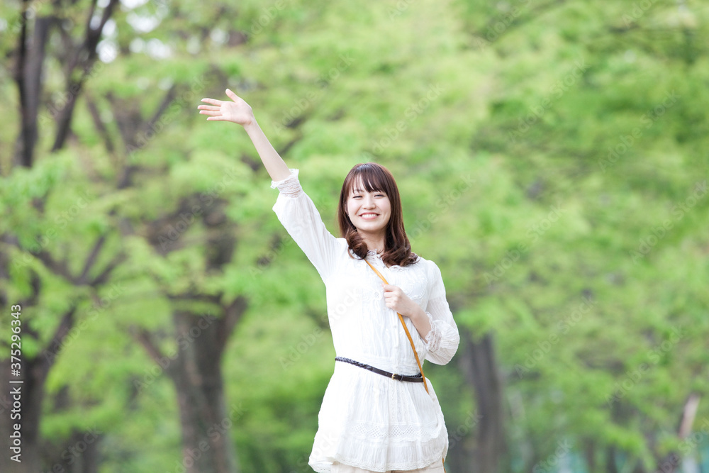 手を振る女性 Stock 写真 | Adobe Stock