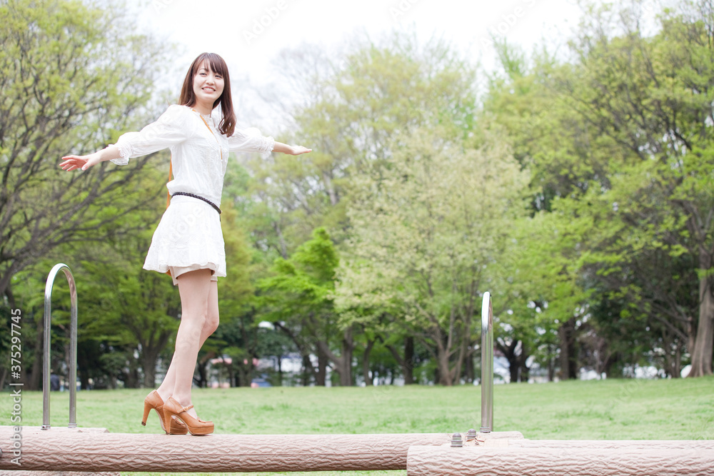 公園で遊ぶ女性 公園で遊ぶ女性
