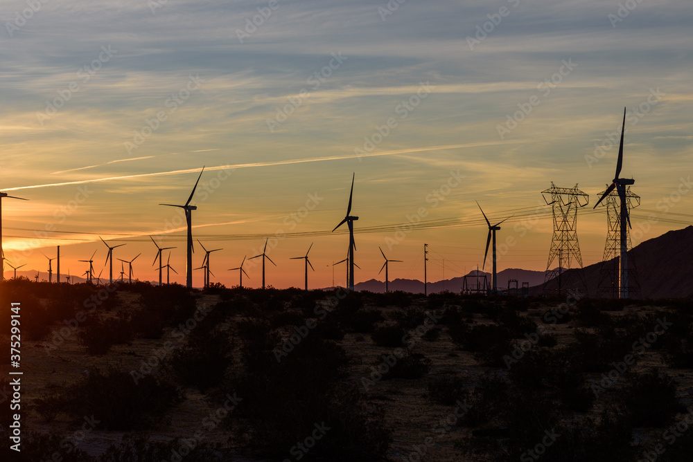 Obraz premium Silhouette of Windmills at dusk in Palm Springs, California, USA.