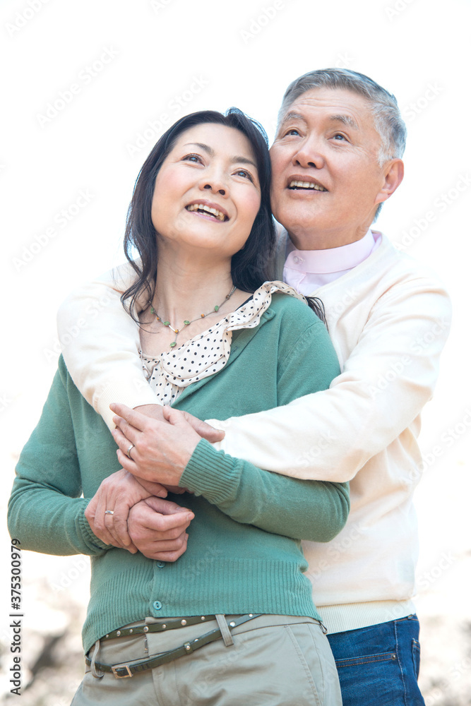 桜を眺めるミドル夫婦