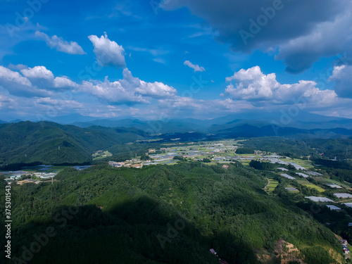 航空撮影した夏の日本の田舎の街風景