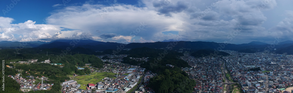 航空撮影した夏の高山市の街並みのパノラマ風景