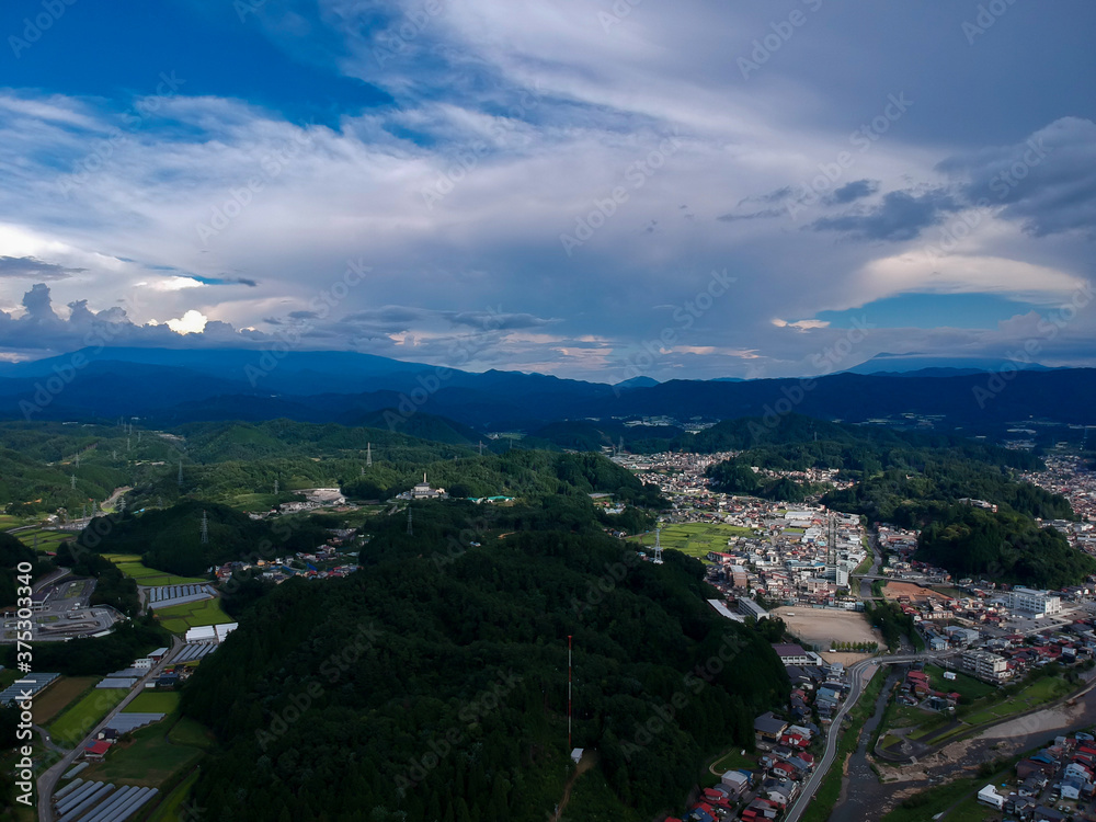 Fototapeta premium 航空撮影した夏の日本の田舎の街風景