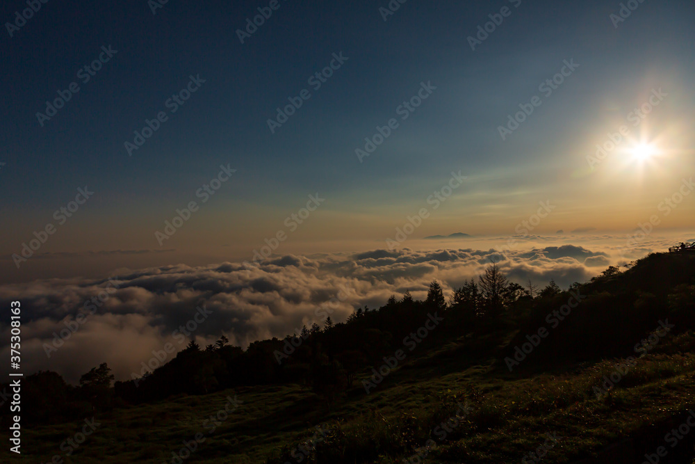早朝の美ケ原高原の広い雲海と神々しい朝日