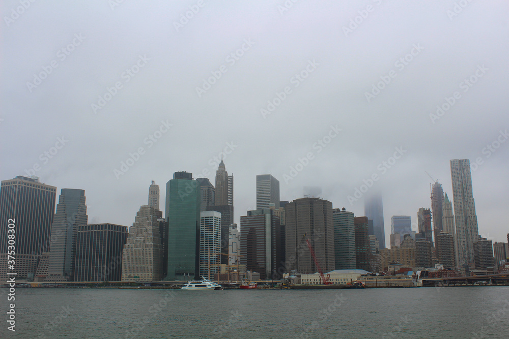 Manhatten New York City im Nebel Wolken Skyline 