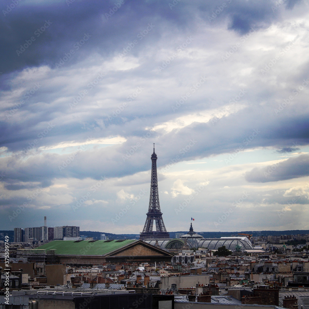 Fototapeta premium Paris mit Wolken