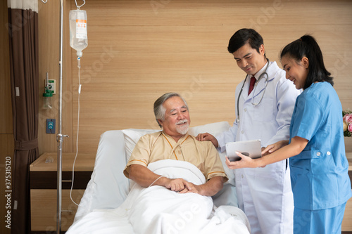 Medical professionals exami...